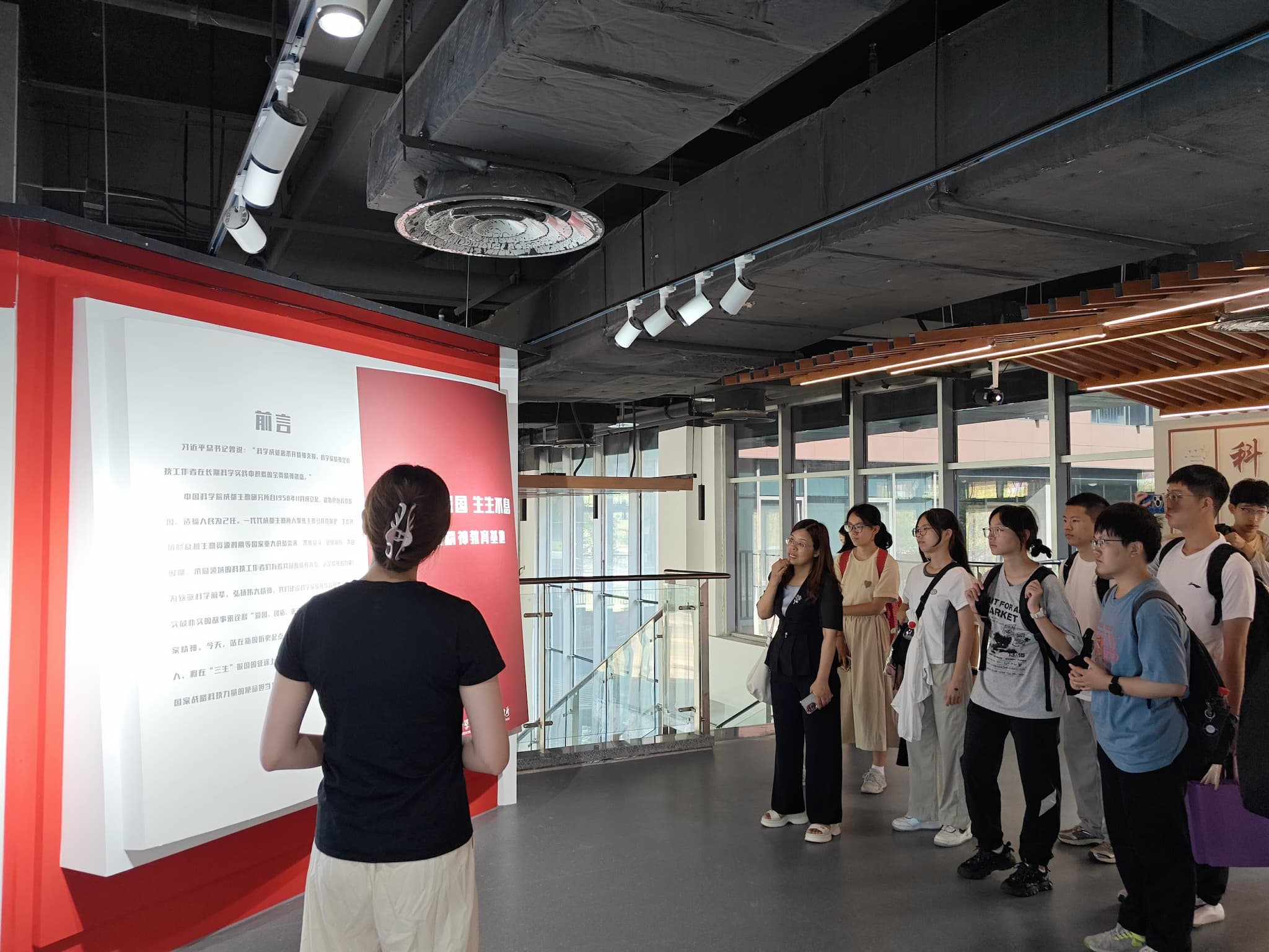 2-1参观教育基地 (1).jpg